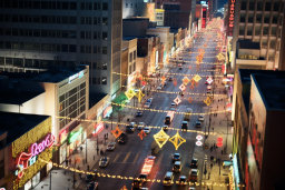 une rue de la ville avec des lumières et des voitures