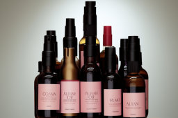 un groupe de bouteilles avec des étiquettes roses