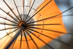 un parapluie avec un poteau métallique