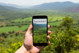 une main tenant un téléphone avec un paysage en arrière-plan