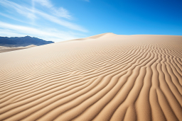 Une dune de sable avec un ciel bleu