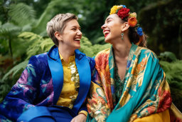 Deux femmes assises sur un banc souriant