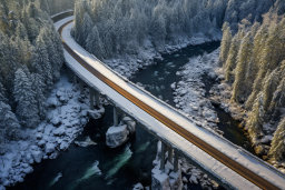 un pont sur une rivière avec de la neige dessus