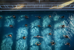 Egy csoport ember egy medencében