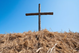 uma cruz em uma colina